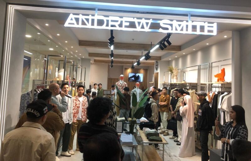 Brand fashion lokal asal Bandung, Andrew Smith kini hadir di Basko City Mall Padang. 