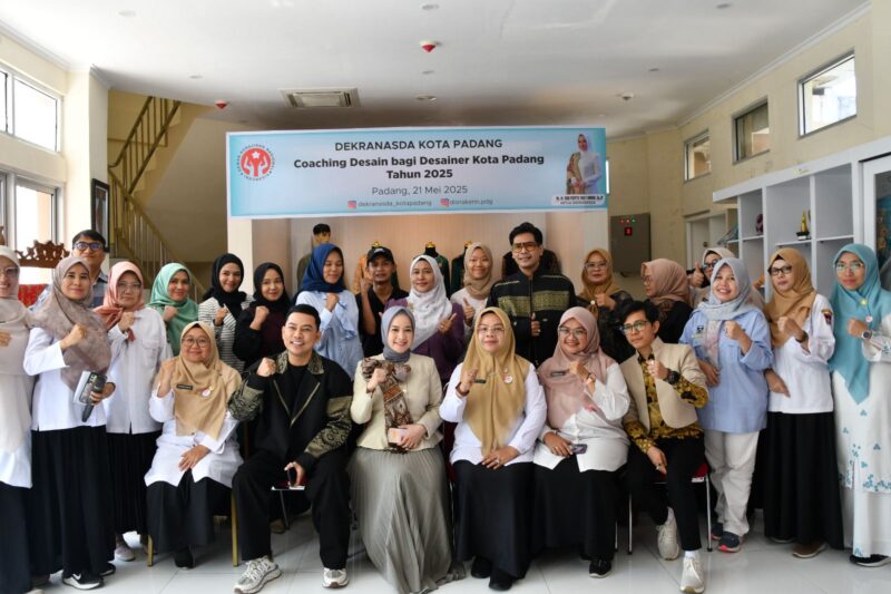Ketua Dekranasda Padang, Ny. dr. Dian Puspita Fadly Amran membuka Coaching Designer Dekranasda Tahun 2025 di Gedung Sentral Randang, Rabu (21/5/2025). (Foto: Prokopim Padang)