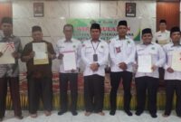 Kepala Kemenag Kota Padang, Edy Oktafiandi menyerahkan sertifikat tanah wakaf untuk 5 lokasi ibadah. (Foto: Kemenag Padang)
