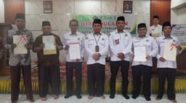 Kepala Kemenag Kota Padang, Edy Oktafiandi menyerahkan sertifikat tanah wakaf untuk 5 lokasi ibadah. (Foto: Kemenag Padang)