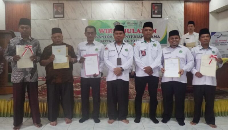 Kepala Kemenag Kota Padang, Edy Oktafiandi menyerahkan sertifikat tanah wakaf untuk 5 lokasi ibadah. (Foto: Kemenag Padang)
