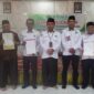 Kepala Kemenag Kota Padang, Edy Oktafiandi menyerahkan sertifikat tanah wakaf untuk 5 lokasi ibadah. (Foto: Kemenag Padang)