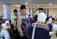 Kakanwil Kemenag Sumbar Mahyudin meninjau Kloter 4 Haji asal Bengkulu di BIM. Ia imbau jemaah tetap happy demi menjaga kesehatan. (Foto: Humas Kemenag Sumbar)