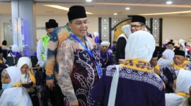 Kakanwil Kemenag Sumbar Mahyudin meninjau Kloter 4 Haji asal Bengkulu di BIM. Ia imbau jemaah tetap happy demi menjaga kesehatan. (Foto: Humas Kemenag Sumbar)