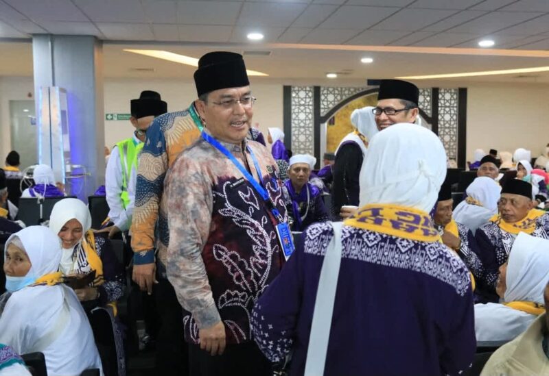 Kakanwil Kemenag Sumbar Mahyudin meninjau Kloter 4 Haji asal Bengkulu di BIM. Ia imbau jemaah tetap happy demi menjaga kesehatan. (Foto: Humas Kemenag Sumbar)