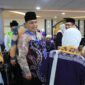 Kakanwil Kemenag Sumbar Mahyudin meninjau Kloter 4 Haji asal Bengkulu di BIM. Ia imbau jemaah tetap happy demi menjaga kesehatan. (Foto: Humas Kemenag Sumbar)