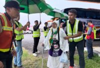 Hujan iringi keberangkatan jemaah haji Kloter 05 Padang, Sabtu (10/5/2025) pukul 18.40 WIB. (Foto: Humas Kemenag Sumbar)