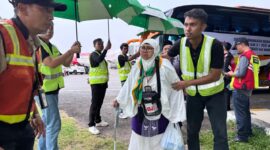 Hujan iringi keberangkatan jemaah haji Kloter 05 Padang, Sabtu (10/5/2025) pukul 18.40 WIB. (Foto: Humas Kemenag Sumbar)