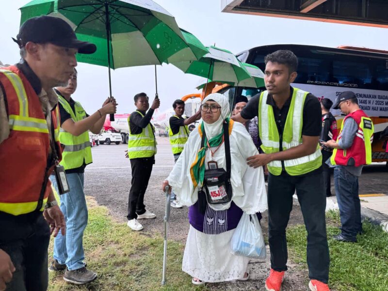 Hujan iringi keberangkatan jemaah haji Kloter 05 Padang, Sabtu (10/5/2025) pukul 18.40 WIB. (Foto: Humas Kemenag Sumbar)