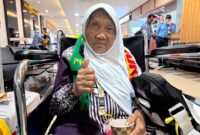 Parmi, jemaah lansia dari Bengkulu, tetap optimis berhaji meski hanya punya satu mata dan duduk di kursi roda. (Foto: Humas Kemenag Sumbar)