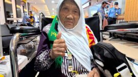 Parmi, jemaah lansia dari Bengkulu, tetap optimis berhaji meski hanya punya satu mata dan duduk di kursi roda. (Foto: Humas Kemenag Sumbar)