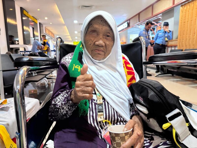 Parmi, jemaah lansia dari Bengkulu, tetap optimis berhaji meski hanya punya satu mata dan duduk di kursi roda. (Foto: Humas Kemenag Sumbar)