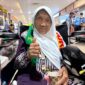 Parmi, jemaah lansia dari Bengkulu, tetap optimis berhaji meski hanya punya satu mata dan duduk di kursi roda. (Foto: Humas Kemenag Sumbar)