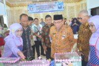 Wakil Wali Kota Padang Maigus Nasir meninjau Lomba Pengolahan Pangan Lokal Tingkat Kota Padang Tahun 2025 di Palanta Kediaman Resmi Wali Kota Padang pada Kamis (15/5/2025). (Foto: Prokopim Padang)