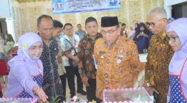 Wakil Wali Kota Padang Maigus Nasir meninjau Lomba Pengolahan Pangan Lokal Tingkat Kota Padang Tahun 2025 di Palanta Kediaman Resmi Wali Kota Padang pada Kamis (15/5/2025). (Foto: Prokopim Padang)