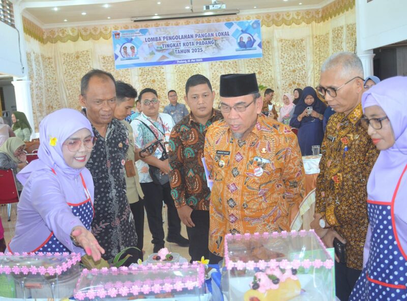 Wakil Wali Kota Padang Maigus Nasir meninjau Lomba Pengolahan Pangan Lokal Tingkat Kota Padang Tahun 2025 di Palanta Kediaman Resmi Wali Kota Padang pada Kamis (15/5/2025). (Foto: Prokopim Padang)