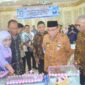 Wakil Wali Kota Padang Maigus Nasir meninjau Lomba Pengolahan Pangan Lokal Tingkat Kota Padang Tahun 2025 di Palanta Kediaman Resmi Wali Kota Padang pada Kamis (15/5/2025). (Foto: Prokopim Padang)