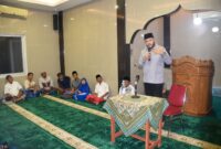 Wali Kota Padang Fadly Amran saat kegiatan Subuh Mubarakah di Masjid Ukhuwah, Parupuk Tabiang, RW 8 Kampung Guci, Minggu (25/5/2025). (Foto: Prokopim Padang)