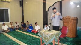 Wali Kota Padang Fadly Amran saat kegiatan Subuh Mubarakah di Masjid Ukhuwah, Parupuk Tabiang, RW 8 Kampung Guci, Minggu (25/5/2025). (Foto: Prokopim Padang)