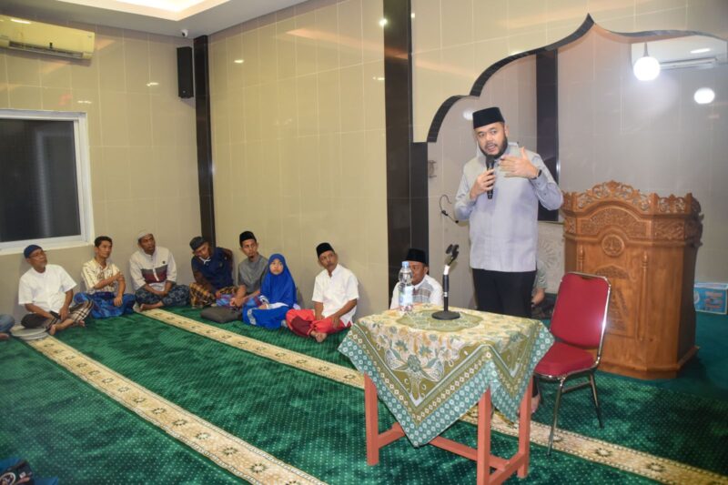 Wali Kota Padang Fadly Amran saat kegiatan Subuh Mubarakah di Masjid Ukhuwah, Parupuk Tabiang, RW 8 Kampung Guci, Minggu (25/5/2025). (Foto: Prokopim Padang)