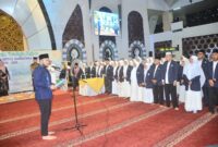 Wali Kota Padang Fadly Amran mengukuhkan Pengurus MTY Sumbar 2025-2030 di Masjid Raya Syeikh Ahmad Khatib Al Minangkabawi, Minggu (11/5/2025). (Foto: Prokopim Padang)