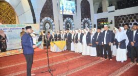 Wali Kota Padang Fadly Amran mengukuhkan Pengurus MTY Sumbar 2025-2030 di Masjid Raya Syeikh Ahmad Khatib Al Minangkabawi, Minggu (11/5/2025). (Foto: Prokopim Padang)