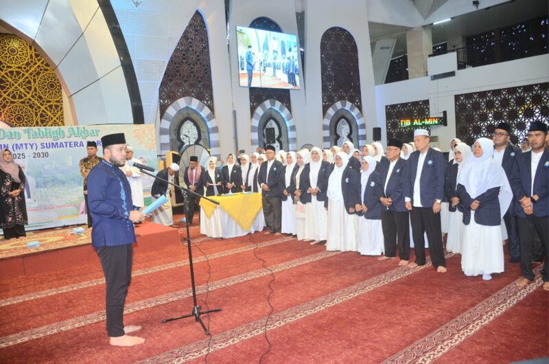 Wali Kota Padang Fadly Amran mengukuhkan Pengurus MTY Sumbar 2025-2030 di Masjid Raya Syeikh Ahmad Khatib Al Minangkabawi, Minggu (11/5/2025). (Foto: Prokopim Padang)