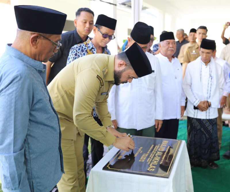 Wali Kota Padang Fadly Amran meresmikan Masjid Al-Ikhlas di Jalan Kamboja, Kelurahan Koto Panjang Ikur Koto, Kecamatan Koto Tangah, Senin (19/5/2025). (Foto: Prokopim Padang)