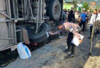 Bus ALS terguling di Jalan Prof Hamka, Bukit Surungan, Kecamatan Padang Panjang Barat, Kota Padang Panjang, sekitar pukul 08.15 WIB, Selasa (6/5/2025). (Satlantas Polres Padang Panjang)