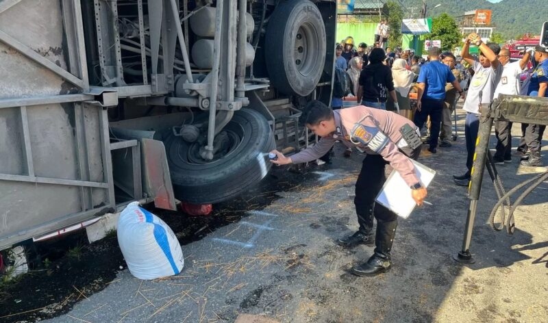 Bus ALS terguling di Jalan Prof Hamka, Bukit Surungan, Kecamatan Padang Panjang Barat, Kota Padang Panjang, sekitar pukul 08.15 WIB, Selasa (6/5/2025). (Satlantas Polres Padang Panjang)