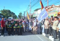Wakil Wali Kota Padang Maigus Nasir melepas pawai ta’aruf Khatam Alquran dan Wisuda Iqra gabungan MDTA dan TPQ se-Kelurahan Rimbo Kaluang, Kecamatan Padang Barat, Minggu (18/5/2025). (Foto: Prokopim Padang)