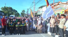 Wakil Wali Kota Padang Maigus Nasir melepas pawai ta’aruf Khatam Alquran dan Wisuda Iqra gabungan MDTA dan TPQ se-Kelurahan Rimbo Kaluang, Kecamatan Padang Barat, Minggu (18/5/2025). (Foto: Prokopim Padang)