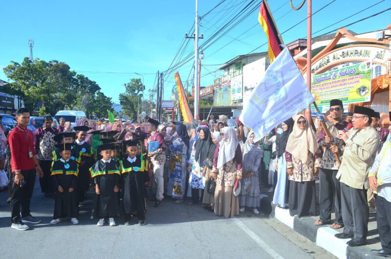 Wakil Wali Kota Padang Maigus Nasir melepas pawai ta’aruf Khatam Alquran dan Wisuda Iqra gabungan MDTA dan TPQ se-Kelurahan Rimbo Kaluang, Kecamatan Padang Barat, Minggu (18/5/2025). (Foto: Prokopim Padang)