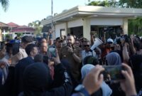 Wali Kota Padang, Fadly Amran menemui PKL kawasan Permindo yang berdemonstrasi ke rumah dinasnya di Jalan A. Yani No. 11 Padang, Selasa (27/5/2025). (Foto: Prokopim Padang)