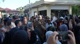 Wali Kota Padang, Fadly Amran menemui PKL kawasan Permindo yang berdemonstrasi ke rumah dinasnya di Jalan A. Yani No. 11 Padang, Selasa (27/5/2025). (Foto: Prokopim Padang)