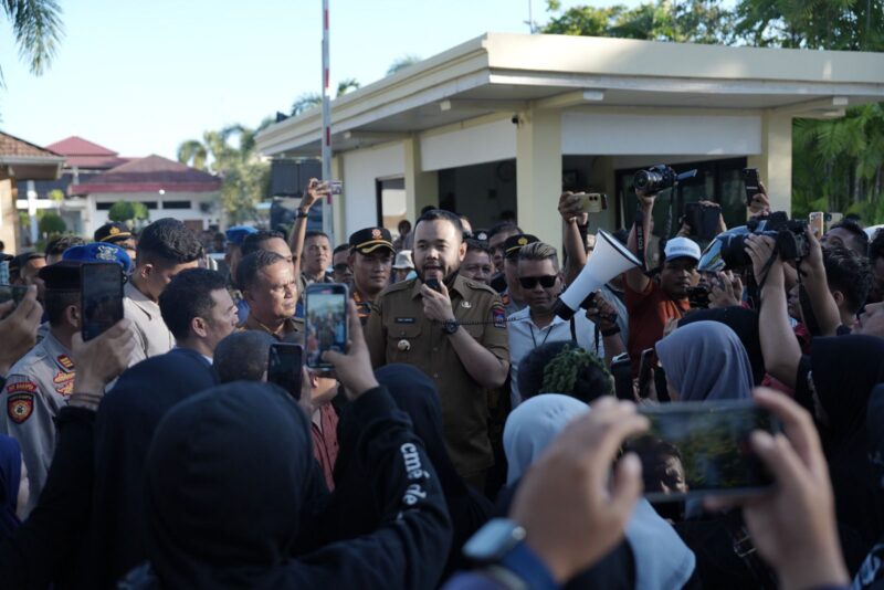 Wali Kota Padang, Fadly Amran menemui PKL kawasan Permindo yang berdemonstrasi ke rumah dinasnya di Jalan A. Yani No. 11 Padang, Selasa (27/5/2025). (Foto: Prokopim Padang)