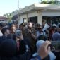 Wali Kota Padang, Fadly Amran menemui PKL kawasan Permindo yang berdemonstrasi ke rumah dinasnya di Jalan A. Yani No. 11 Padang, Selasa (27/5/2025). (Foto: Prokopim Padang)