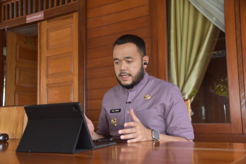Wali Kota Padang Fadly Amran memberikan sambutan Verifikasi Lapangan Evaluasi KLA 2024 yang digelar oleh secara hybrid oleh Kementerian PPPA RI, Jumat (9/5/2025). (Foto: Prokopim Padang)