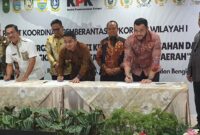 Wali Kota Padang Fadly Amran menandatangani Surat Pernyataan Komitmen Antikorupsi. (Foto: Prokopim Padang)