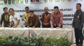 Wali Kota Padang Fadly Amran menandatangani Surat Pernyataan Komitmen Antikorupsi. (Foto: Prokopim Padang)