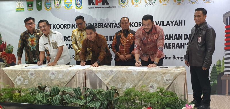 Wali Kota Padang Fadly Amran menandatangani Surat Pernyataan Komitmen Antikorupsi. (Foto: Prokopim Padang)