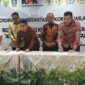 Wali Kota Padang Fadly Amran menandatangani Surat Pernyataan Komitmen Antikorupsi. (Foto: Prokopim Padang)