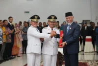 Gubernur Sumbar, Mahyeldi Ansharullah melantik Welly Suhery dan Parulian sebagai Bupati dan Wakil Bupati Pasaman periode 2025-2030 di Auditorium Gubernuran, Jumat (30/5/2025). (Foto: ADPSB)