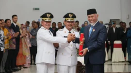 Gubernur Sumbar, Mahyeldi Ansharullah melantik Welly Suhery dan Parulian sebagai Bupati dan Wakil Bupati Pasaman periode 2025-2030 di Auditorium Gubernuran, Jumat (30/5/2025). (Foto: ADPSB)