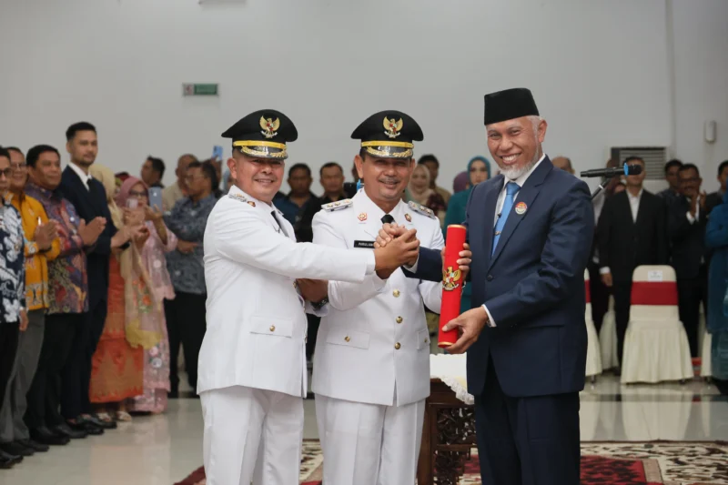 Gubernur Sumbar, Mahyeldi Ansharullah melantik Welly Suhery dan Parulian sebagai Bupati dan Wakil Bupati Pasaman periode 2025-2030 di Auditorium Gubernuran, Jumat (30/5/2025). (Foto: ADPSB)
