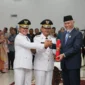 Gubernur Sumbar, Mahyeldi Ansharullah melantik Welly Suhery dan Parulian sebagai Bupati dan Wakil Bupati Pasaman periode 2025-2030 di Auditorium Gubernuran, Jumat (30/5/2025). (Foto: ADPSB)