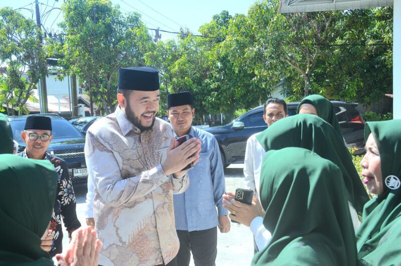 Wali Kota Padang, Fadly Amran menghadiri pengajian akbar ibu-ibu MTI se-Kelurahan Lubuk Buaya di Masjid Baitul Ihsan, Komplek Kamela Permai, Kecamatan Koto Tangah, Minggu (18/5/2025). (Foto: Prokopim Padang)