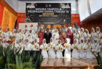Ketua Pengurus Yayasan Pertiwi, Ny. dr. Dian Puspita Fadly Amran, Sp.JP menghadiri wisuda tahfiz dan pelepasan siswa kelas IX SMP Pertiwi 2 Padang pada Rabu (29/5/2025). (Foto: Prokopim Padang)