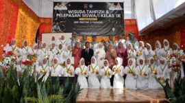 Ketua Pengurus Yayasan Pertiwi, Ny. dr. Dian Puspita Fadly Amran, Sp.JP menghadiri wisuda tahfiz dan pelepasan siswa kelas IX SMP Pertiwi 2 Padang pada Rabu (29/5/2025). (Foto: Prokopim Padang)