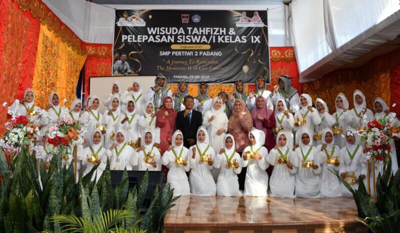 Ketua Pengurus Yayasan Pertiwi, Ny. dr. Dian Puspita Fadly Amran, Sp.JP menghadiri wisuda tahfiz dan pelepasan siswa kelas IX SMP Pertiwi 2 Padang pada Rabu (29/5/2025). (Foto: Prokopim Padang)